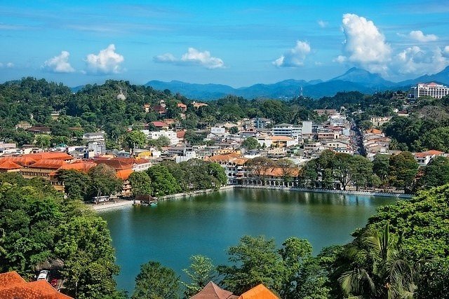 Kandy Lake and city sights